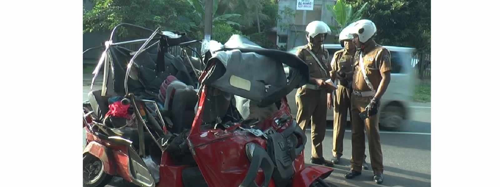 රිය අනතුරකින් එකම පවුලේ මව, පියා සහ පුතු මරුට..